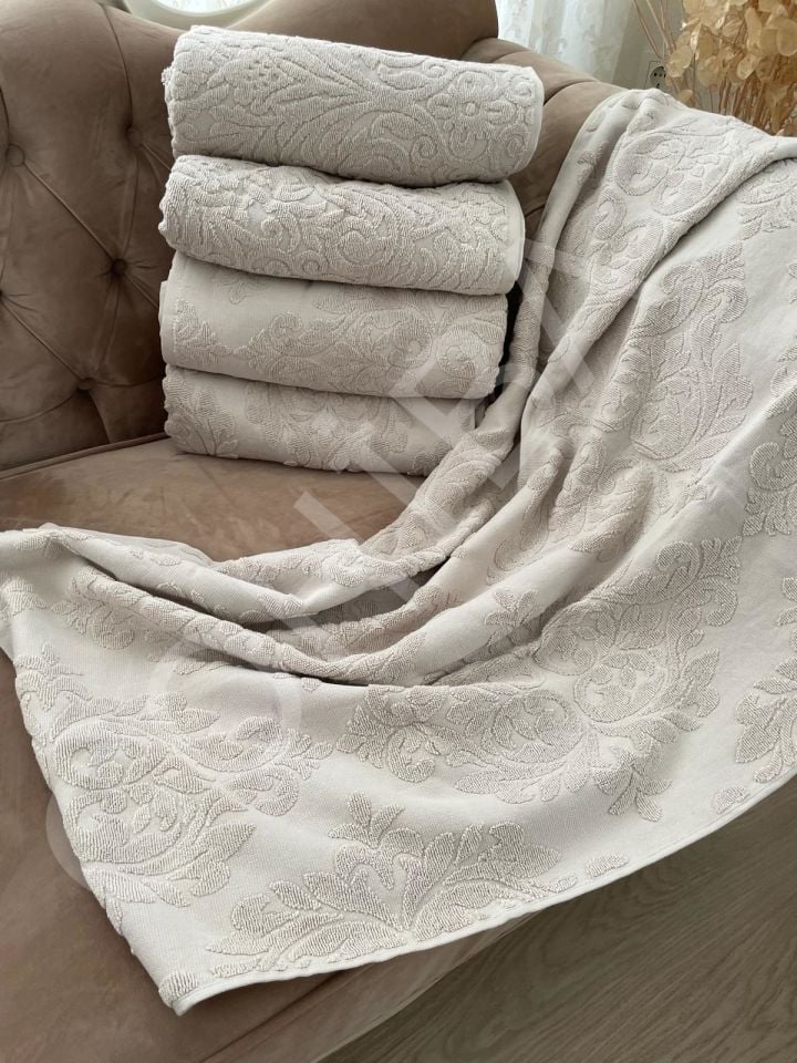 Kabartma Dokulu Jakarlı Avangard Banyo Havlusu